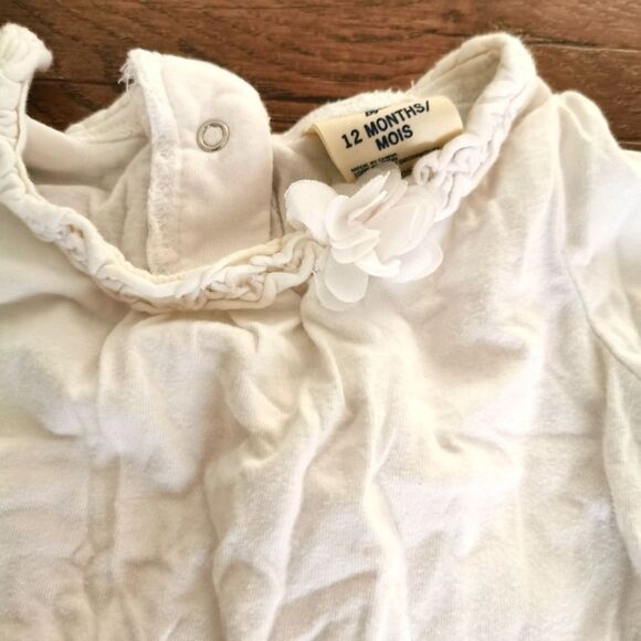 3/$12 Oshkosh B'gosh girls onesie 12 m - Picture 2 of 5